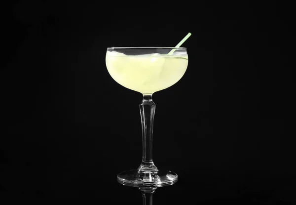 Стакан вкусного огуречного мартини со льдом на тёмном фоне — стоковое фото