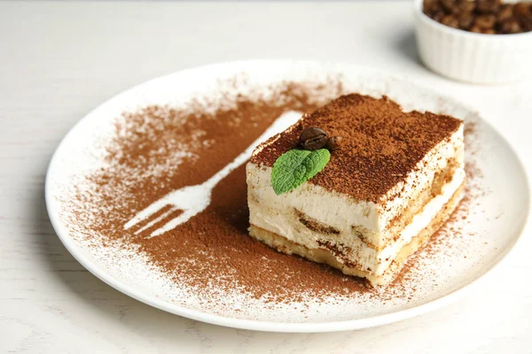 Teller Tiramisu-Kuchen auf weißem Tisch — Stockfoto