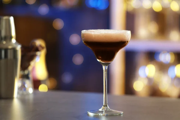 Copo de Espresso Martini no balcão no bar, espaço para texto. Coquetel de álcool — Fotografia de Stock