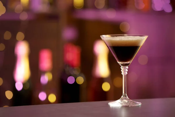 Kieliszek Espresso Martini na licznik w barze, miejsce na tekst. Koktajl alkoholowy — Zdjęcie stockowe