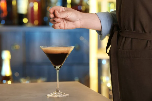 Mulher preparando Espresso Martini no balcão do bar, close-up. Coquetel de álcool — Fotografia de Stock