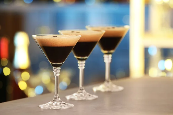Стаканы вкусного Эспрессо Мартини на барной стойке. Алкогольный коктейль — стоковое фото