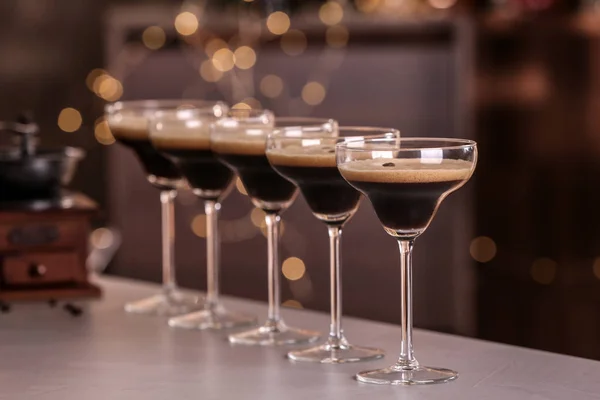 Copos de delicioso Espresso Martini no balcão do bar. Coquetel de álcool — Fotografia de Stock