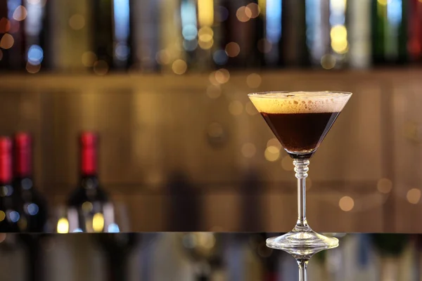 Copo de delicioso Espresso Martini no balcão de bar, espaço para texto. Coquetel de álcool — Fotografia de Stock