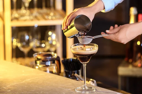 Kvinna förbereder espresso Martini på bar Counter, närbild. Alkohol cocktail — Stockfoto