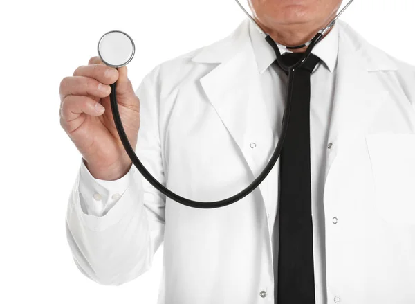 Mužský doktor se stetoskem izolovaný na bílém, Closeup. Zdravotnický personál — Stock fotografie