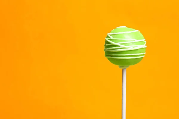 Bright delicious cake pop on color background. Space for text — Stock Photo, Image