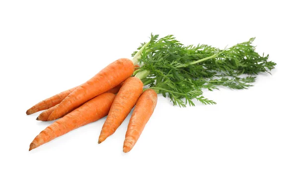 Zanahorias frescas maduras sobre fondo blanco. Vegetales sanos — Foto de Stock