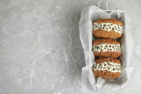 Zoete heerlijke ijs koekjes broodjes geserveerd op tafel, Top uitzicht. Ruimte voor tekst — Stockfoto