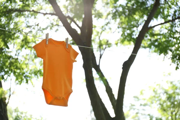 Χρώμα πιτζάμα μωρό κρέμεται σε γραμμή ρούχων έξω. Χώρος για κείμενο — Φωτογραφία Αρχείου