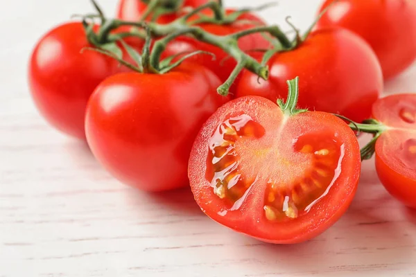 Pomodori ciliegia freschi su sfondo bianco in legno, primo piano — Foto Stock