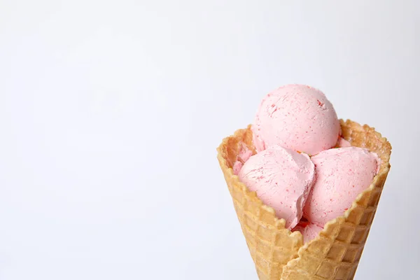 Delicioso sorvete em cone de waffle no fundo branco — Fotografia de Stock