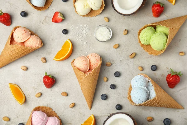 Composición laica plana con deliciosos helados en conos de gofre en la mesa —  Fotos de Stock