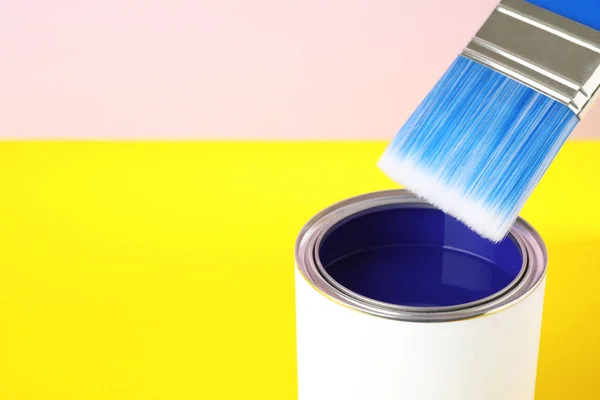 Lata abierta de pintura con pincel sobre fondo de color. Espacio para texto — Foto de Stock