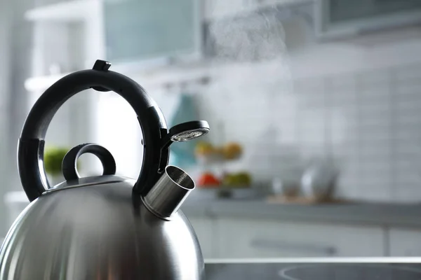 Современный чайник со свистом на кухне, место для текста — стоковое фото