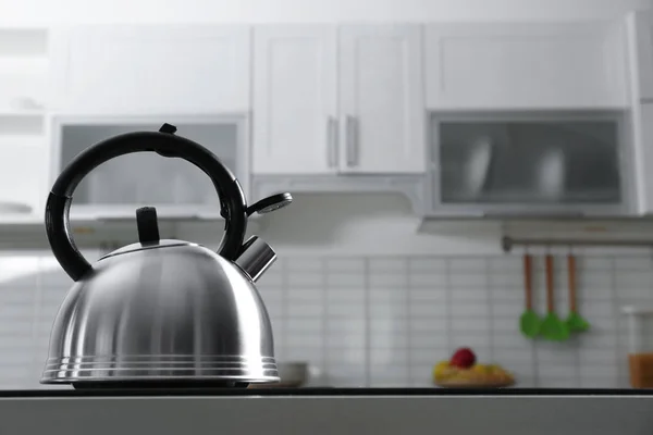 Nowoczesny czajnik z gwizdką na kuchence w kuchni, miejsce na tekst — Zdjęcie stockowe