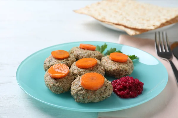 Talerz tradycyjnego Paschowego (Pesach) ryby Gefilte na drewnianym stole — Zdjęcie stockowe