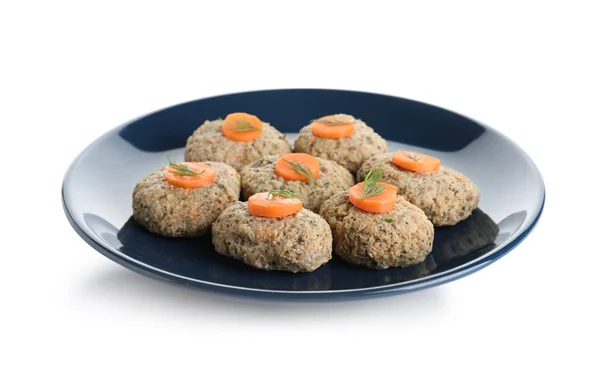 Teller mit traditionellem Pessach gefilte Fische isoliert auf weiß — Stockfoto