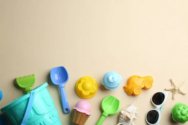 Composição de leigos plana com brinquedos de praia brilhantes no fundo de cor. Espaço para texto — Fotografia de Stock