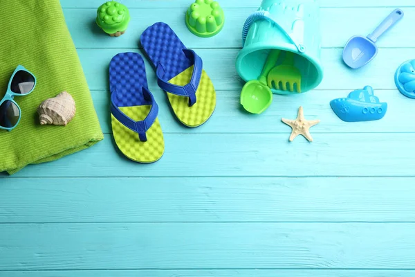 Плоская композиция с яркими пляжными игрушками на цветном деревянном фоне. Пространство для текста — стоковое фото
