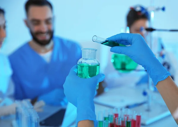 Medische student werkzaam in de moderne wetenschappelijke laboratorium, close-up — Stockfoto