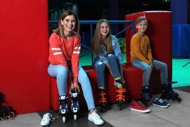 Mutlu aile kapalı paten ler koyarak