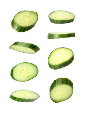 Beyaz arka plan üzerinde taze salatalık dilimleri ile ayarlayın. Banner tasarımı 