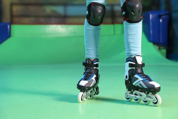Persona con patines en pista, primer plano. Espacio para texto — Foto de Stock