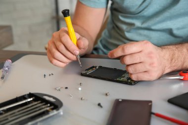 Teknisyen masada cep telefonu tamir, çekim