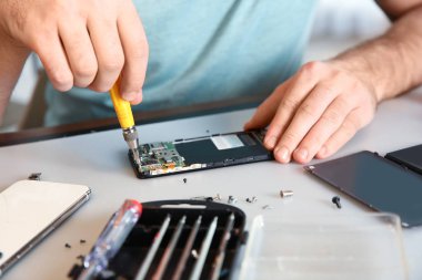 Teknisyen masada cep telefonu tamir, çekim