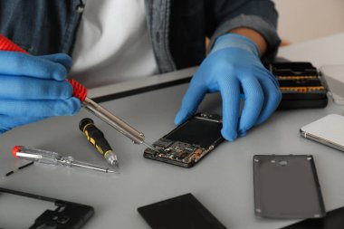 Teknisyen masada kırık Smartphone tamir, çekim