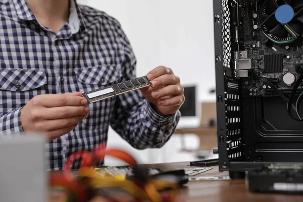 Técnico masculino reparando el ordenador en la mesa, primer plano —  Fotos de Stock