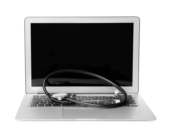 Ноутбук с чистым экраном и стетоскопом на белом фоне. Ремонт компьютеров — стоковое фото