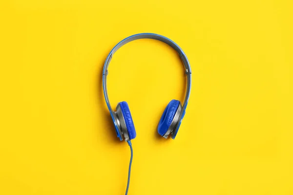 Stylische Kopfhörer auf farbigem Hintergrund, Draufsicht — Stockfoto