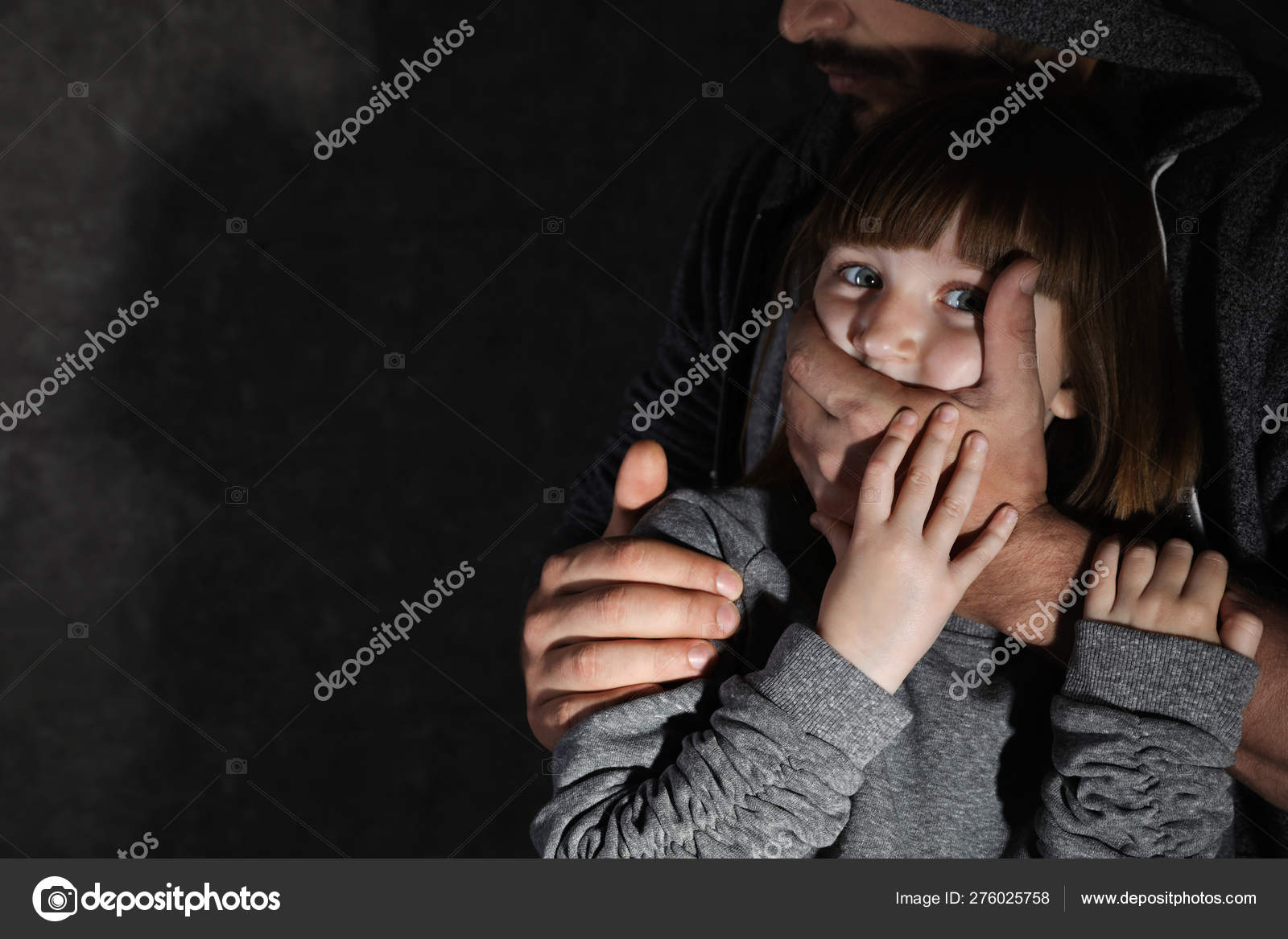 怖い小さな女の子の口を覆う大人の男 テキストのためのスペース 危険にさらされている子供 ストック写真 C Newafrica 怖い小さな女の子の口を覆う大人の男 テキストのためのスペース 危険にさらされている子供 ストック写真 C Newafrica