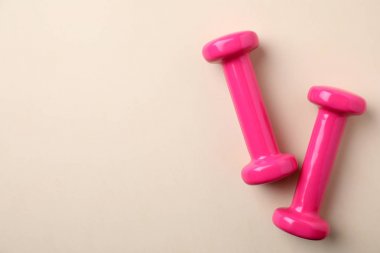 Parlak dambıl ve renk arka plan üzerinde metin için boşluk, düz yatıyordu. Ev fitness