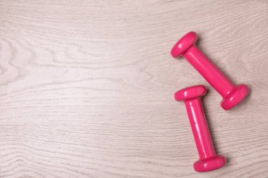 Vinil dambıl ve ahşap arka planda metin için boşluk, düz yatıyordu