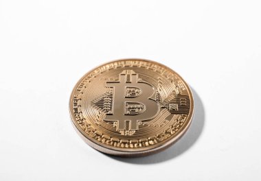 Beyaz arka planda altın bitcoin. Dijital para birimi