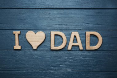 Phrase I Love Dad ahşap arka plan, üst görünümü üzerinde harflerden yapılmış