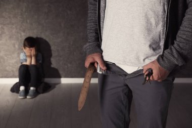 Fermuarsız pantolonlu ve korkmuş küçük çocuğu içeride. Çocuk tehlikede