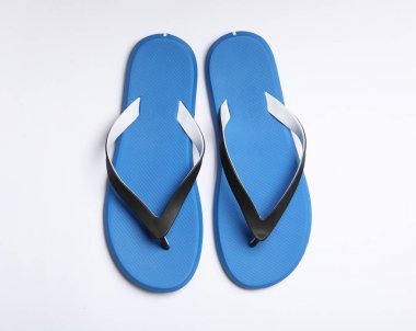 Beyaz arka planda parmak arası terlik çifti, üst görünüm. Plaj aksesuarları