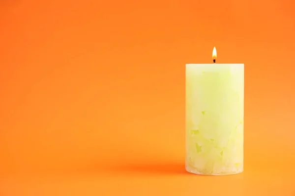 彩色背景上的蜡烛。文本空间 — 图库照片