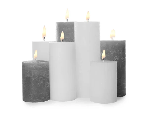 Много воска свечи на белом фоне — стоковое фото