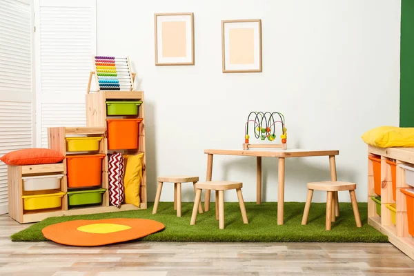 Elegante sala de juegos interior con mesa y taburetes — Foto de Stock