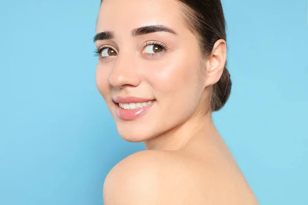 Retrato de mulher jovem com rosto bonito contra fundo de cor — Fotografia de Stock