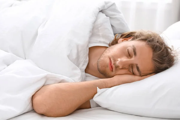 Un tânăr chipeş doarme pe pernă. Dormitor — Fotografie, imagine de stoc