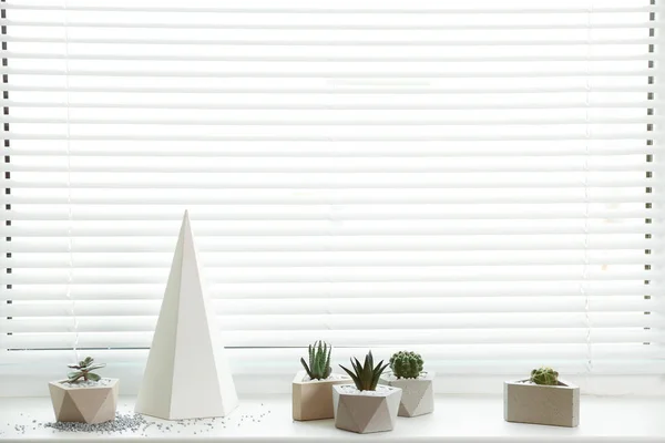 Jendela dengan tirai dan pot tanaman pada sill, ruang untuk teks — Stok Foto