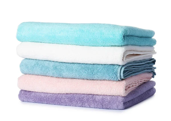 Pilha de toalhas dobradas no fundo branco — Fotografia de Stock