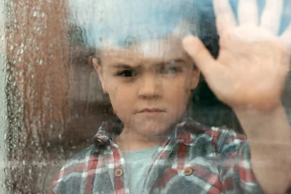 Rapaz bonito perto da janela dentro de casa. Dia chuvoso — Fotografia de Stock