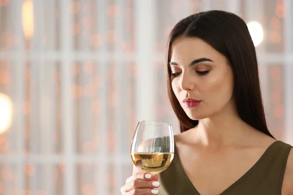 Krásná mladá žena se sklenicí luxusního bílého vína uvnitř. Místo pro text — Stock fotografie